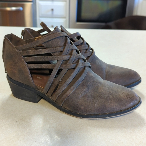 Shoes - Maurices Ankle shoes, size 8, taupe